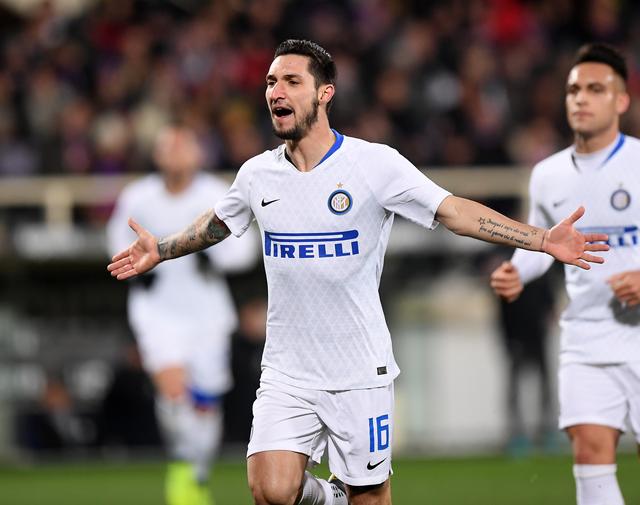 前锋远射破门，全场欢呼