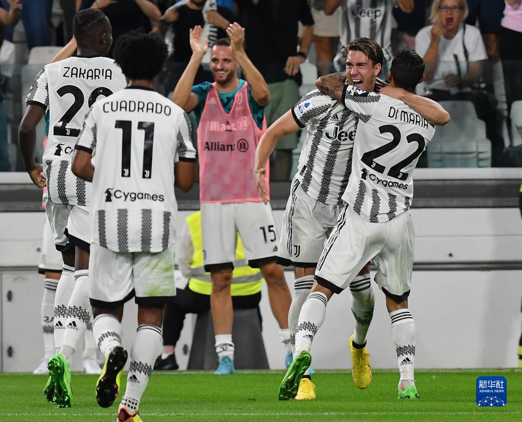 《球员的签名礼仪：为什么有些球员拒绝给成年球迷签名？》